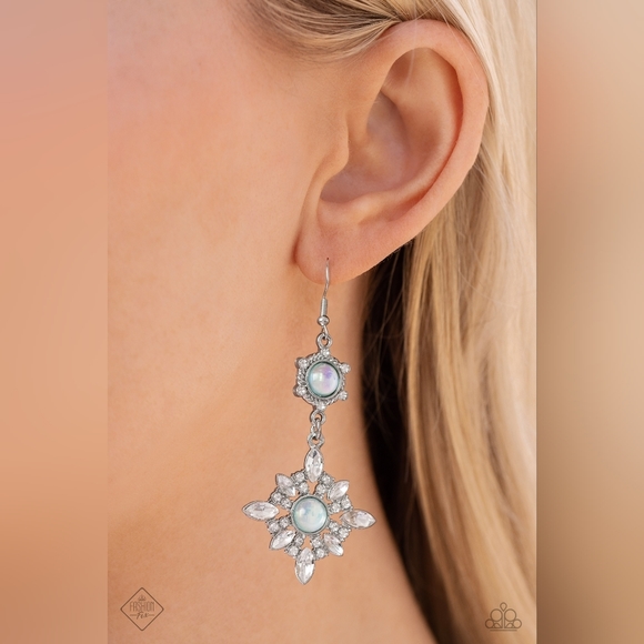 Summer DAZE Green Earrings. Fashion Fix Item No Longer Available - Picture 2 of 4